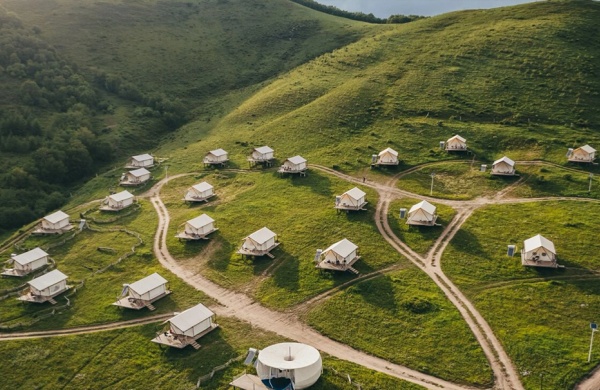 Glamping hotel, a popular tourist destination attracting a large number of tourists