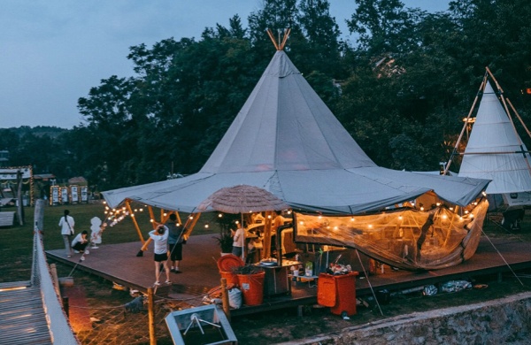 What types of safari tent and cabin are suitable for glamping and resorts? For reference..